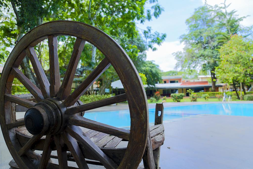 Miridiya Lake Resort Anuradhapura Esterno foto